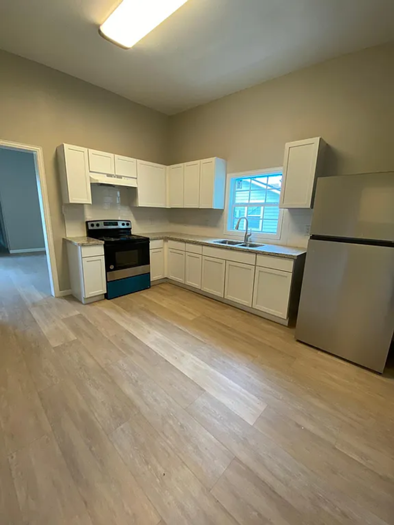 1850 Grand St, photo 2