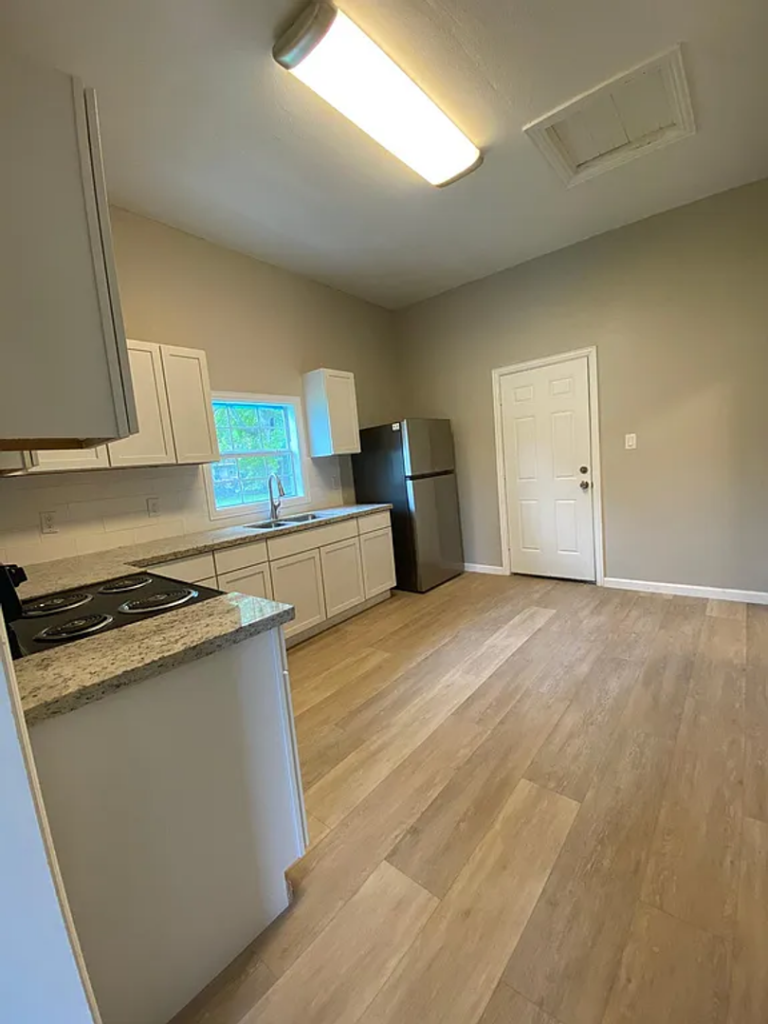 1850 Grand St, photo 3