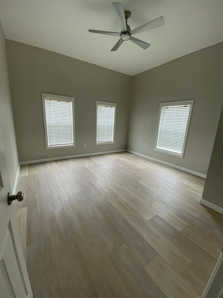 1850 Grand St, photo 4