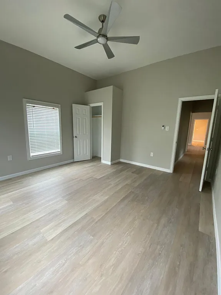 1850 Grand St, photo 5