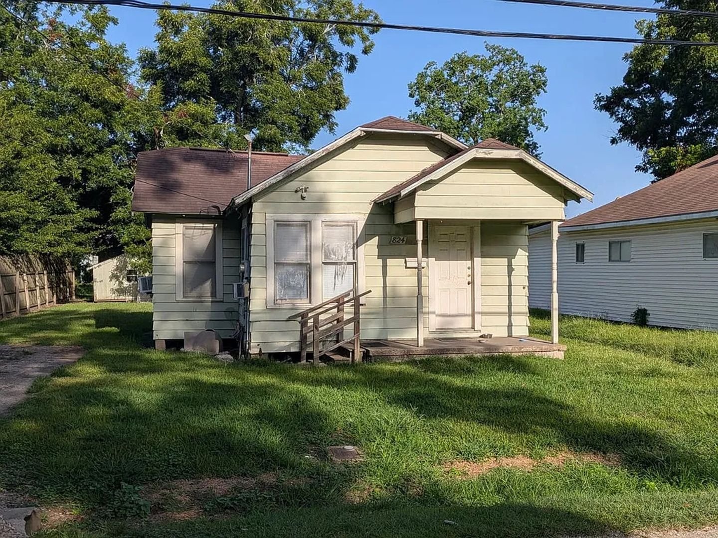 824 Llano St, photo 1