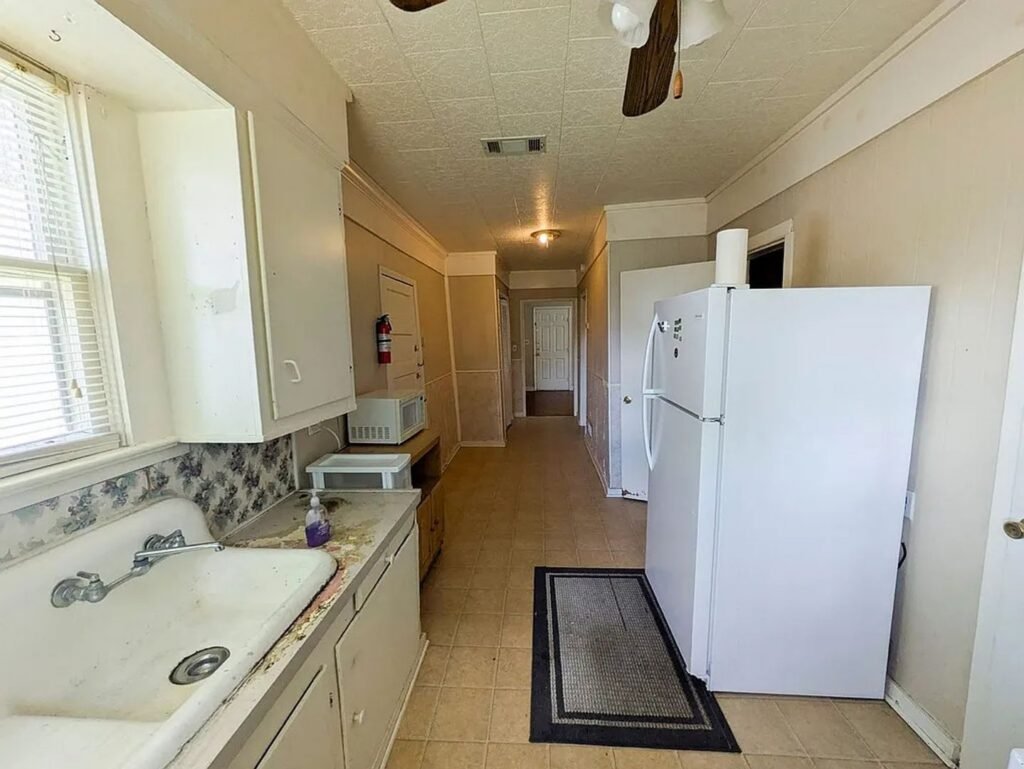 824 Llano St, photo 2