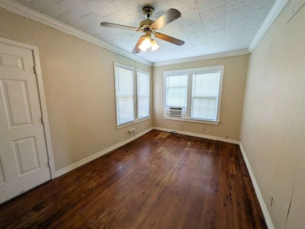 824 Llano St, photo 3