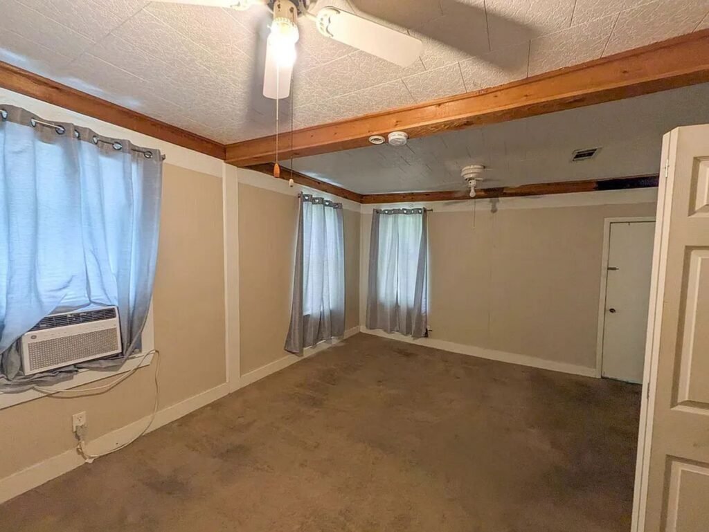 824 Llano St, photo 4