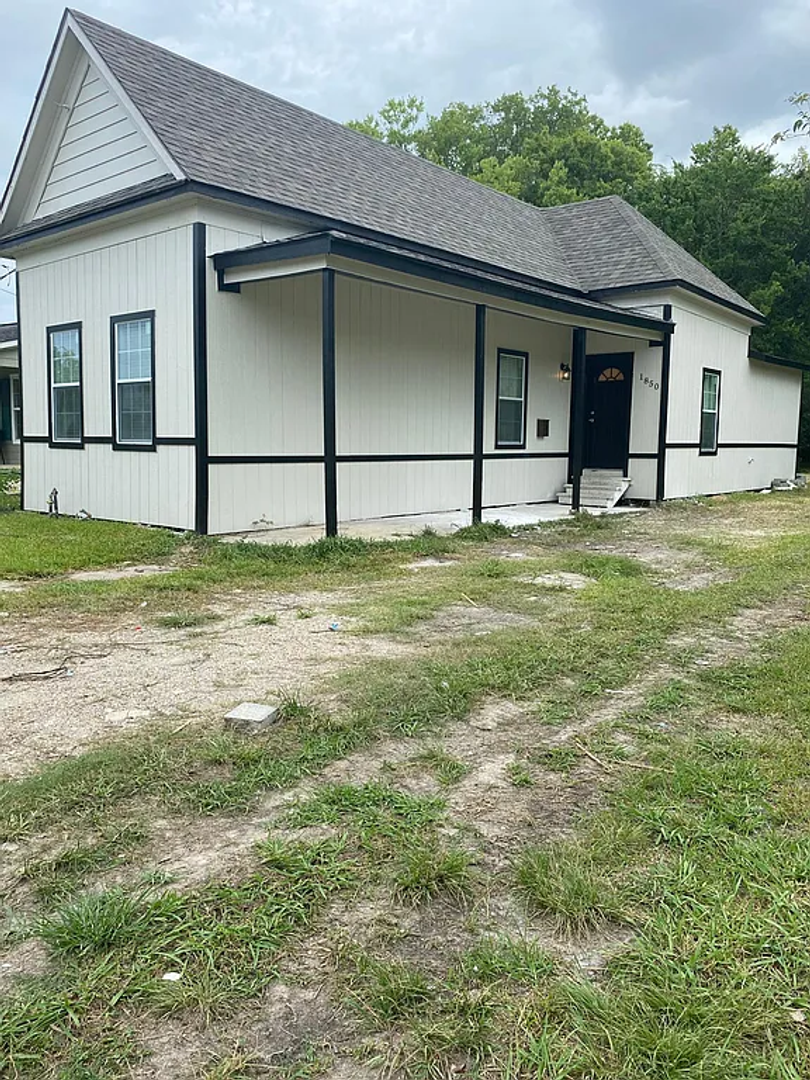1850 Grand St, photo 1